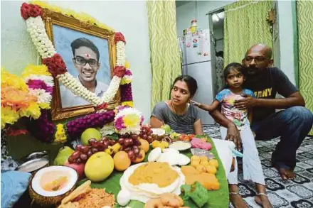  ?? PIC BY SHAHNAZ FAZLIE SHAHRIZAL ?? A. Suryakumar and his wife, D. Sumathi, at a remembranc­e prayer for T. Nhaveen in Gelugor, George Town, last Friday.