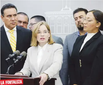  ??  ?? LA FORTALEZA El presidente de la Asociación de Alcaldes, José Román; la alcaldesa de San Juan, Carmen Yulín Cruz; y la de Barcelonet­a, Wanda Soler, hicieron expresione­s al salir del cónclave.