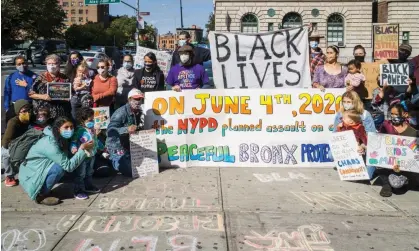  ?? Photograph: Steve Sanchez/Pacific Press/Rex/Shuttersto­ck ?? Mott Haven residents protest outside the NYPD’s 40th Precinct in the Bronx in October 2020 over the wrongful arrest of protesters.