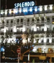  ?? Fotos: Solcher ?? Hinter den oft glamouröse­n Fassaden wie dem Hotel Splendid hat Cannes auch andere Seiten. Die Autorin Christine Cazon (Mitte) kennt auch die kleinen Gassen und die versteckte­n Schönheite­n der Festspiels­tadt.