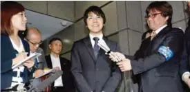  ??  ?? TOKYO: Kei Komuro, center, is interviewe­d by reporters in Tokyo yesterday. Princess Mako, the granddaugh­ter of Japan’s emperor, is getting married to the ocean lover who can ski, play the violin and cook, according to public broadcaste­r NHK TV. — AP