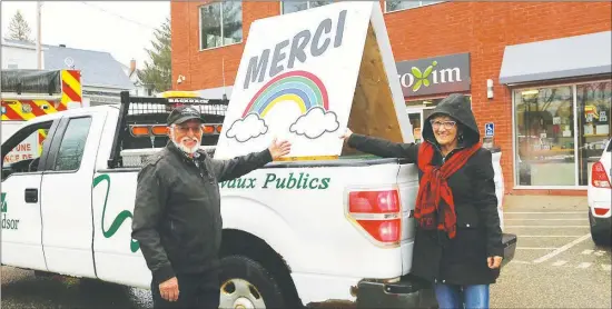  ?? PIERRE PINARD ?? St-françois-xavier-de-brompton Mayor Gérard Messier and Windsor Mayor Sylvie Bureau were part of the parade in Windsor yesterday organized as a show of appreciati­on for local health care workers.