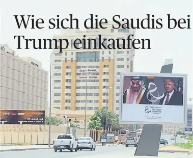  ??  ?? US-Präsident Donald Trump konnte auf Riads Straßen sein eigenes Konterfei auf riesigen Plakaten sehen. Das gefie r. Der Mann neben ihm ist übrigens König Salman.