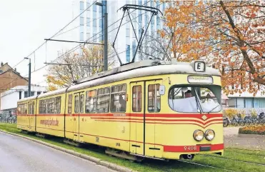  ?? FOTO: RHEINBAHN ?? Mit den alten Bahnen geht es auf Rundfahrt durch die Stadt.