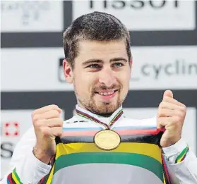  ?? FOTO: EFE ?? Peter Sagan muestra con orgullo el maillot y la medalla que lo acreditan como campeón