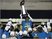  ?? JOHN LOCHER – THE ASSOCIATED PRESS ?? San Jose State cornerback Nehemiah Shelton holds up the Mountain West Conference championsh­ip trophy.