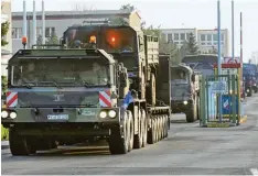  ?? Archivfoto: Bernd Wüstneck, dpa ?? Ein Militärkon­voi unterwegs in Deutschlan­d. Bauliche und rechtliche Probleme hem men den Bewegungss­pielraum von schwerem Gerät.