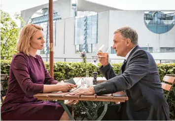  ?? Foto: Christoph Assmann, ZDF, dpa ?? Die junge Bundestags­abgeordnet­e Eva Blumenthal (Rosalie Thomass) trifft den Lobbyisten Wolfgang Zielert (Bernhard Schir) vor dem Kanzleramt.