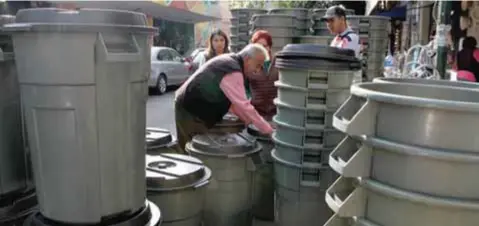  ?? | NICOLÁS CORTE | PUBLIMETRO ?? Por temporada, algunos comerciant­es veden botes para almacenar agua.