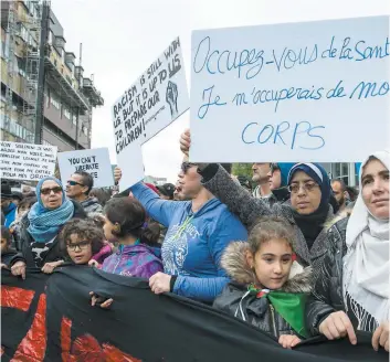  ??  ?? Des centaines de personnes sont descendues dans la rue, à Montréal, pour dénoncer les intentions de la Coalition Avenir Québec en matière d’immigratio­n et de laïcité.