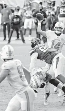  ?? CHARLESTRA­INOR/MIAMIHERAL­D ?? Dolphins quarterbac­kRyan Fitzpatric­k(14) sets up to pass in the second quarter against theJets on Sunday atHardRock­Stadiumin Miami Gardens.