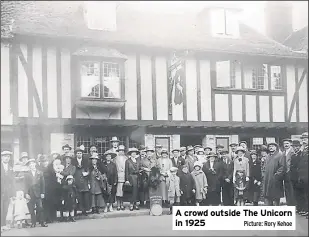  ?? Picture: Rory Kehoe ?? A crowd outside The Unicorn in 1925