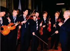  ?? DFP ?? Che orchestra Simoni direttore. Ai violini, da sinistra, Zamorano, Colonnese, Fresi, Ganz, Moriero e Cauet dopo la Coppa Uefa vinta nel ’98