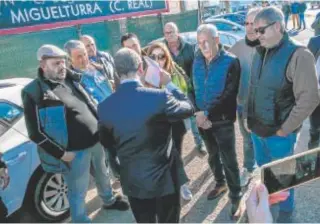  ?? // JCCM ?? Page hablando ayer en Manzanares con un grupo de agricultor­es