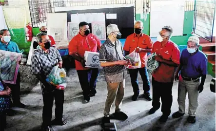  ?? — Bernama ?? For those in need: Ismail sabri (centre) meeting with food basket recipients at the Charuk Puting mosque in Bera.