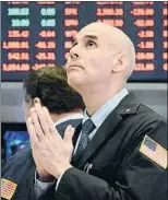  ?? BRYAN R. SMITH / AFP ?? Un inversor, perplejo en Wall Street