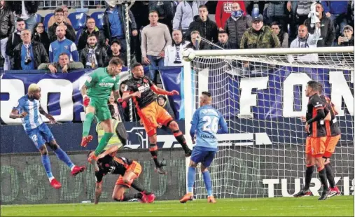  ??  ?? ROBERTO SUBIÓ AL ATAQUE. El portero del Málaga pudo marcar de cabeza el 2-2 en la última jugada del partido.