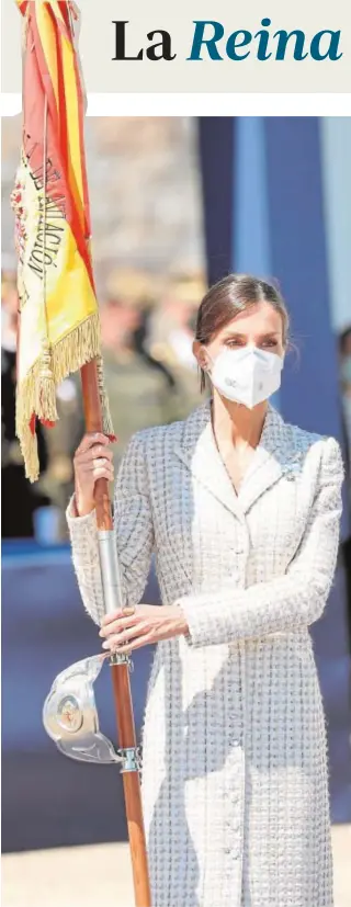  ?? EP ?? La Reina, con la Enseña Nacional en su modalidad de estandarte, que entregó a la Academia de Aviación del Ejército de Tierra este viernes