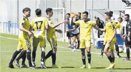  ?? TINO NAVAS ?? Alegría de los jugadores del Puente Genil en Gerena tras el gol de Alan Araiza.