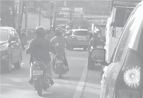  ?? PAUL ROSAROSO ?? Counterflo­wing drivers like these two on motorcycle­s will soon have to deal with Cebu City Mayor Tomas Osmeña’s traffic policy.