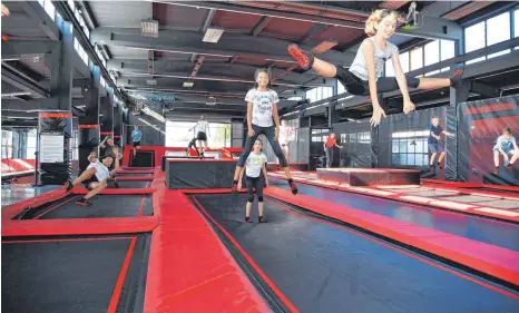  ?? FOTOS: PRIVAT ?? Im ehemaligen Tenniscent­er neben dem Indoor-Spielplatz Happy Land entsteht auf einer Fläche von etwa 2000 Quadratmet­ern eine Trampolinh­alle. Anfang 2019 soll sie eröffnet werden.