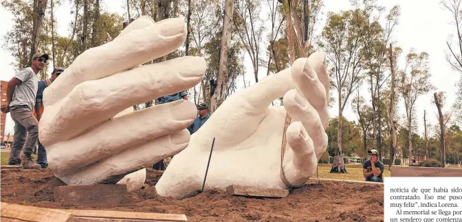  ?? FOTOS: GENTILEZA LORENA ZERNERI ?? LOS PRIMEROS instantes de la instalació­n del monumento a Daiana Herlein en el parque de Mayo de nuestra ciudad.