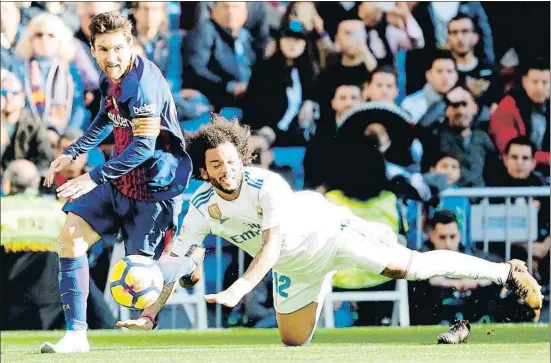  ?? JUAN CARLOS HIDALGO / EFE ?? Messi perdió la bota derecha después de una entrada de Marcelo en la jugada del tercer gol