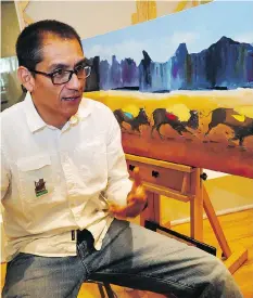  ?? DAVID ZALUBOWSKI/THE ASSOCIATED PRESS ?? Arturo Garcia is passionate about painting American bison. His work is part of an exhibit in Denver.