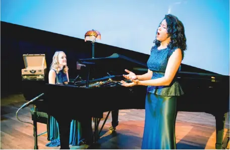  ??  ?? ↑ Stephany Ortega acompañada de la pianista belga Léna Kollmeier.