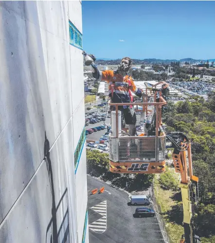  ?? Picture: NIGEL HALLET ?? Large-scale artist Guido van Helten painting the 10-storey SCU building and the Mural (below).