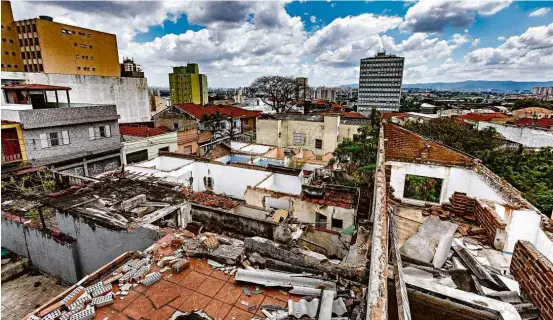  ?? Rubens Cavallari/Folhapress ?? Quarteirão com imóveis abandonado­s e desapropri­ados para obras da estação Penha de França do metrô, na zona leste de São Paulo