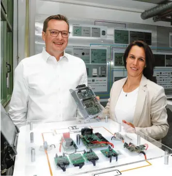  ?? Foto: Mathias Wild ?? Mit Sensor-Technik Wiedemann bringen sie mobile Arbeitsmas­chinen in Bewegung: Sonja Wiedemann und Dr. Michael P. Schmitt setzen auf Zukunftsth­emen.