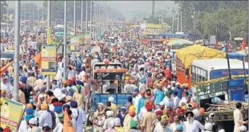  ??  ?? Heavy rush on the KotkapuraB­athinda road on the third anniversar­y of the deaths of two Sikh youths in Behbal Kalan firing, on Sunday. People converged in large numbers even as police had sealed the entry points to Kotkapura. SANJEEV KUMAR/HT