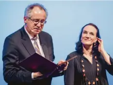  ?? Foto: dpa ?? Terézia Mora hört zu, wie Ernst Osterkamp, Präsident der Deutschen Akademie für Sprache und Dichtung, die Begründung zu ihrem Büchner-Preis vorliest.