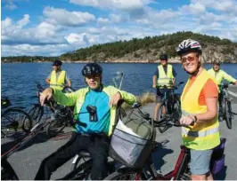  ??  ?? GUIDER: Anne og Geir Fosse hadde planlagt og ledet an sykkelture­n på Tromøy. FOTO: GUTTORM ESKILD NILSEN