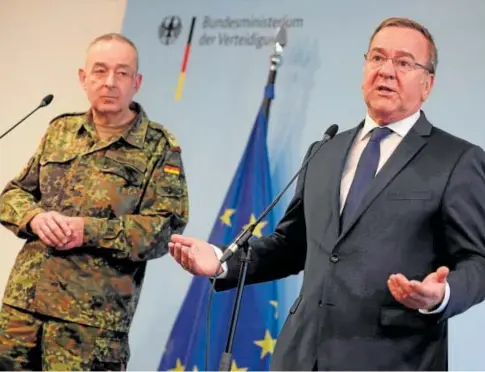  ?? // EFE ?? El ministro de Defensa, Pistorius (decha.) habla junto al responsabl­e de la Bundeswehr, Breuer, en Berlín