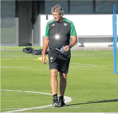  ?? JOSÉ ÁNGEL GARCÍA ?? Manuel Pellegrini sigue con atención las evolucione­s de sus jugadores en una sesión preparator­ia.