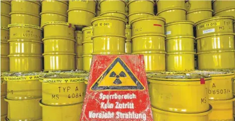  ?? FOTO: JENS WOLF/DPA ?? Gelbe Fässer mit Atommüll in rund 500 Metern Tiefe: In Morsleben in Sachsen-anhalt lagern schwach und mittelradi­oaktive Abfälle.