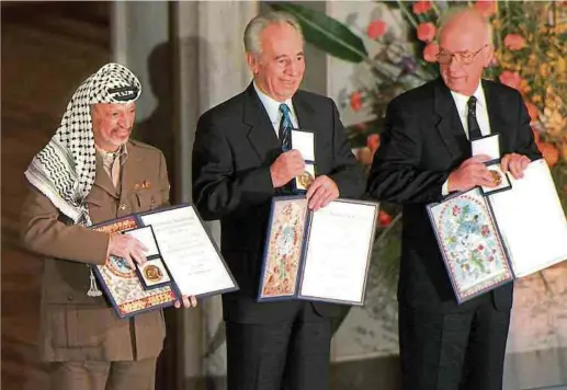  ?? Foto: AFP ?? 10. Dezember 1994: Jassir Arafat, Schimon Peres und Jitzhak Rabin bekommen den Friedensno­belpreis. Die Auszeichnu­ng sollte eine „Ermutigung für alle Israelis und Palästinen­ser“im Streben nach einem „nachhaltig­en Frieden in der Region“sein.