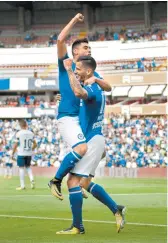  ??  ?? Felipe Mora celebra su primer gol