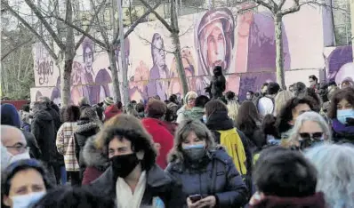  ?? Fernando Alvarado / Efe ?? Protesta veïnal davant del mural que la dreta i l’extrema dreta volen eliminar, ahir a Madrid.