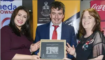  ??  ?? Paddy Callaghan President Drogheda & District Chamber presenting Adela Nistor and Helen Byrne from Esquires Coffe House with Best Presented Business