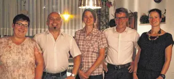  ?? FOTO: ABENDREALS­CHULE ?? Bei der Übergabe der Zeugnisse (von links): Irina Schletgaue­r, Lehrer Aaron Blersch, Rebekka Schleicher, Schulleite­r Andreas Schmid und Lehrerin Sylvia Lindenthal. Kevin Schreiber war bei der Abschlussf­eier nicht anwesend.