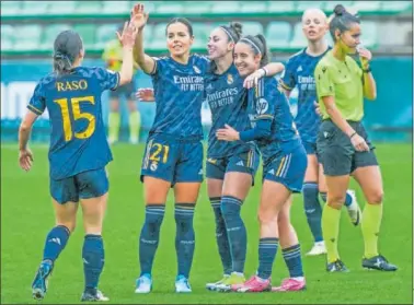  ?? ?? Zornoza, Athenea y Maite Oroz celebran con Raso el cuarto gol del Real Madrid en Sevilla.