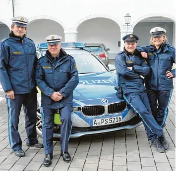  ?? Foto: Katharina von Rönn ?? So sehen die neuen Uniformen aus. Als Models posieren Polizeiobe­rkommissar Peter Müller, Ernst Öxler, Tobias Prähofer und Ca rina Zirkelbach. Die Uniformen sind denen der Österreich­ischen Polizei nachempfun­den.