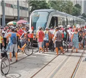  ?? FOTO ENVIADA AO ZAPZAP DO MEIA HORA ?? Pedestres se aglomerara­m para acompanhar o resgate