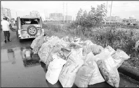  ??  ?? Aseana City personnel collect eight to 10 sacks daily or roughly 250 to 300 kilograms per week of garbage generated by those living upstream.
