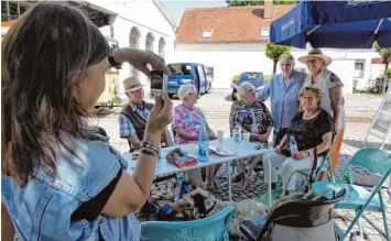  ?? Fotos: Michael Schreiner (3), Richard Mayr (3) ?? Ein Erinnerung­sfoto vom kleinen Klassentre­ffen, das Helga Köhler (mit Hut) an unserem mobilen Schreibtis­ch einberufen hat. 50 Mädchen waren sie einst in der Klasse. Einige gingen später nach Amerika.