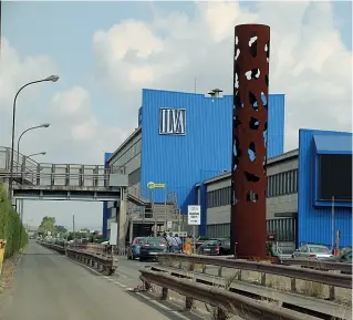  ??  ?? La fabbrica L’Ilva di Taranto sempre al centro delle polemiche