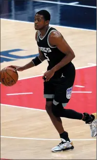  ?? ROB CARR/GETTY IMAGES ?? De'Aaron Fox of the Sacramento Kings dribbles the ball against the Washington Wizards on Wednesday in Washington, DC.